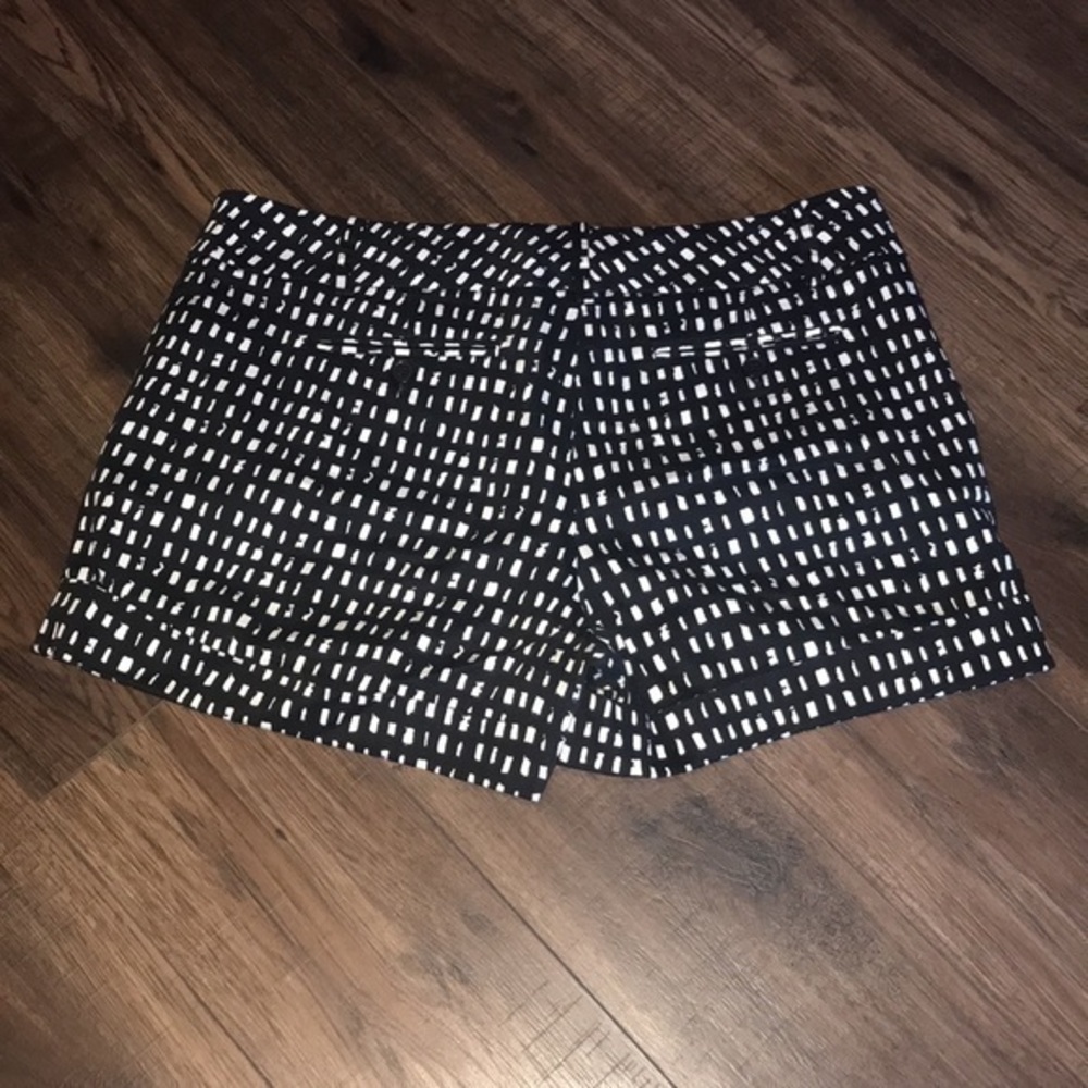 New York & Company Black and White Patterned Women’s Shorts - Picture 5 of 11